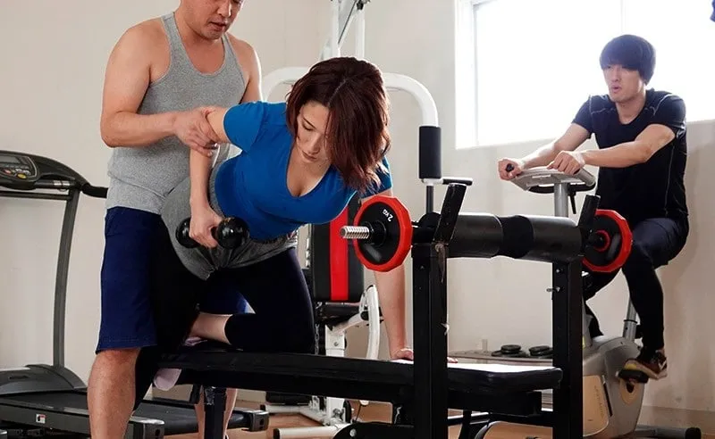 Chồng yêu phát hiện người vợ "đi ngoài" với huấn luyện viên thể hình